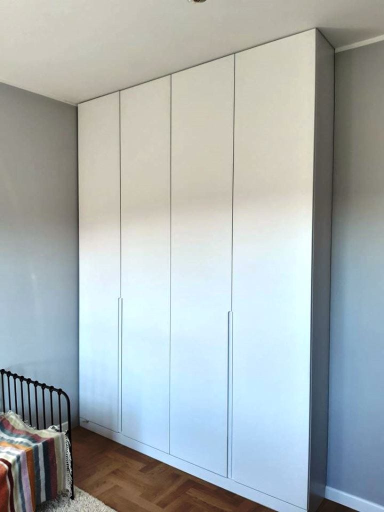 Biała szafa na wymiar pasuje do niemal każdego wnętrza.