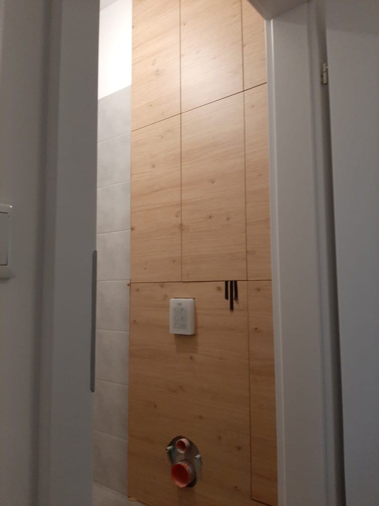 Zabudowa na wymiar ściany w łazience – Warszawa.